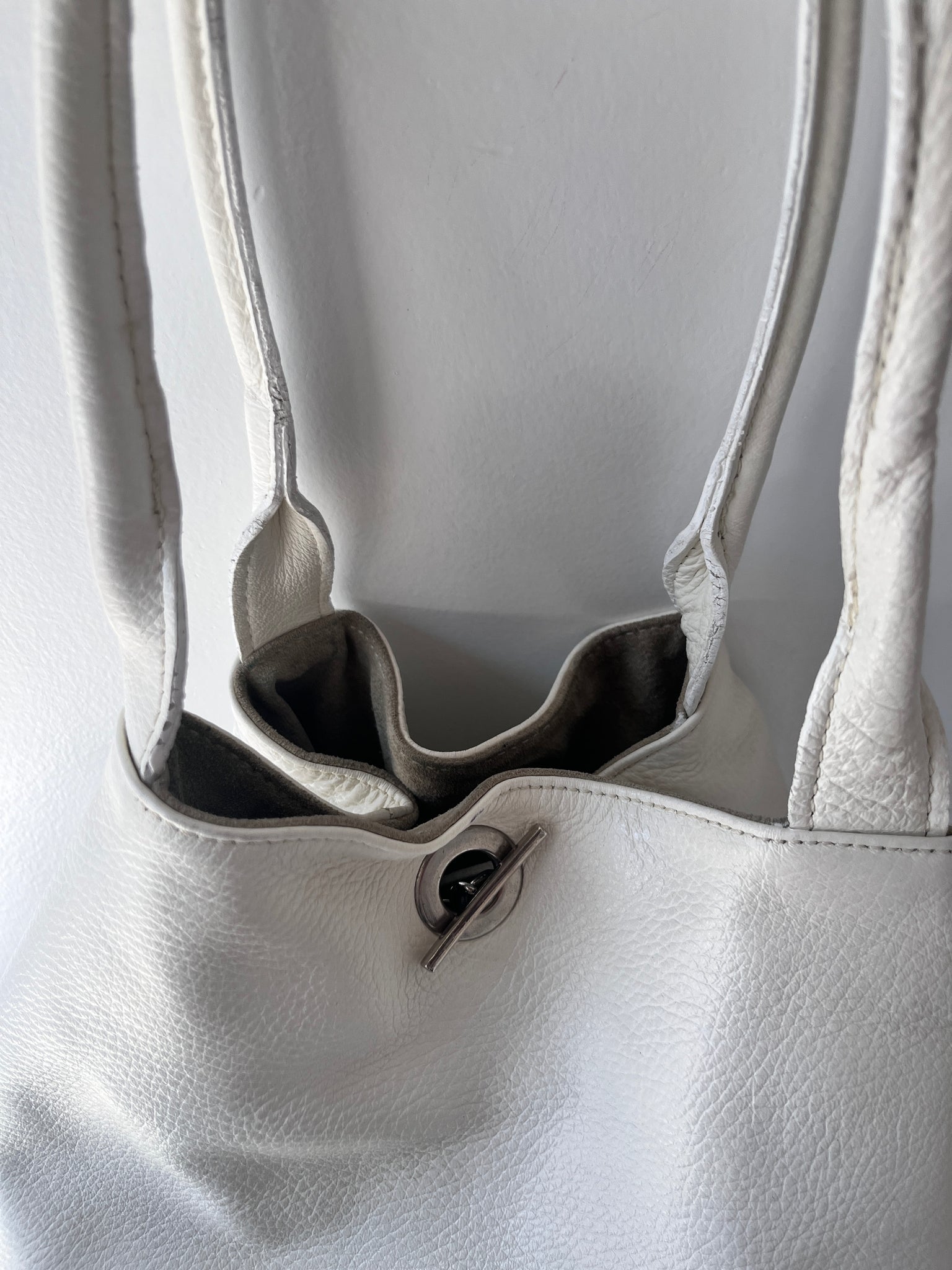 White leather toggle bag