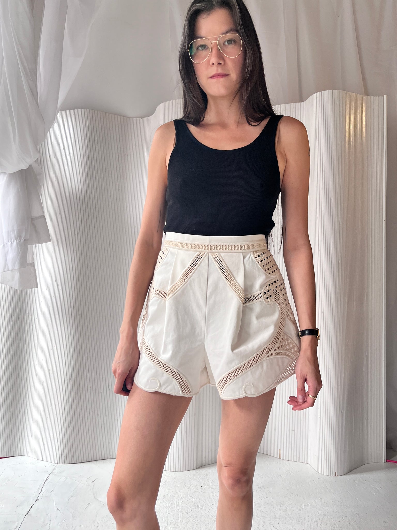 White woven short