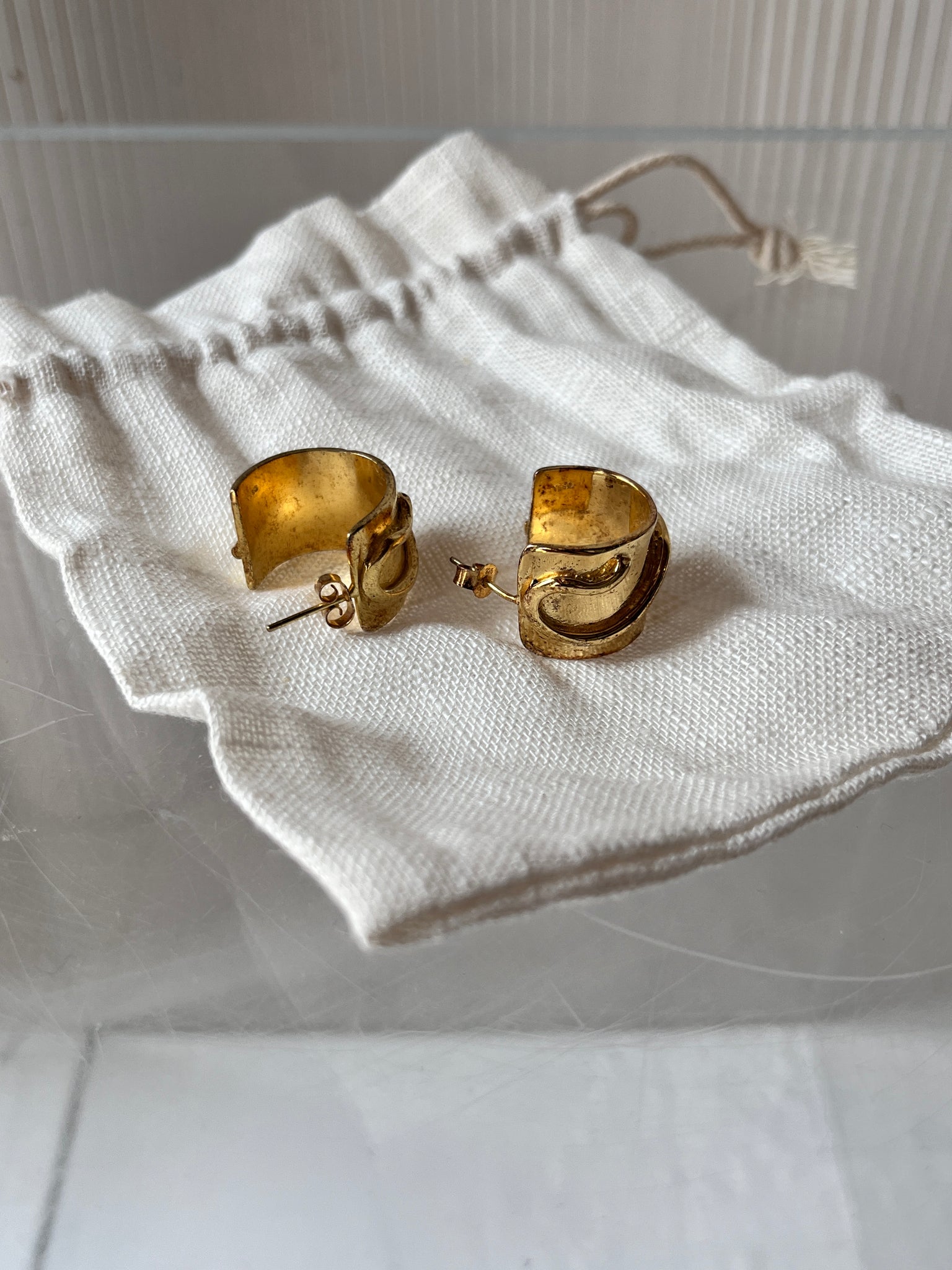 Ysso gold sculpted hoop earring